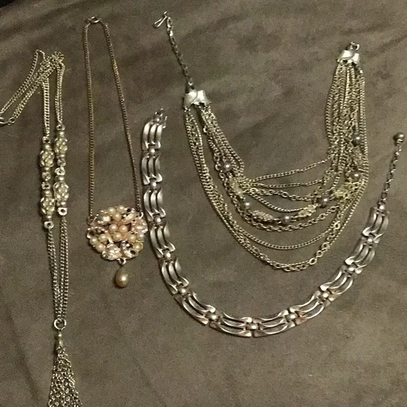 Necklaces - 4 vintage gold metal Necklaces .. Jewelry Bundle … JB100 - Picture 1 of 7